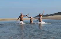 Bricadeiras e muita farra aproveitando o dia de sol na praia de Marconi Beach, em Cape Cod, litoral sul de Massachusetts, nos Estados Unidos